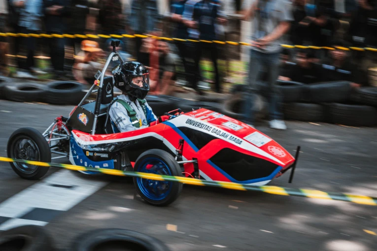 Tim Yacaranda UGM dengan Super Sekip EV 3 Neo i Kompetisi Mobil Listrik Indonesia (KMLI) XIII Tahun 2024. (IST)