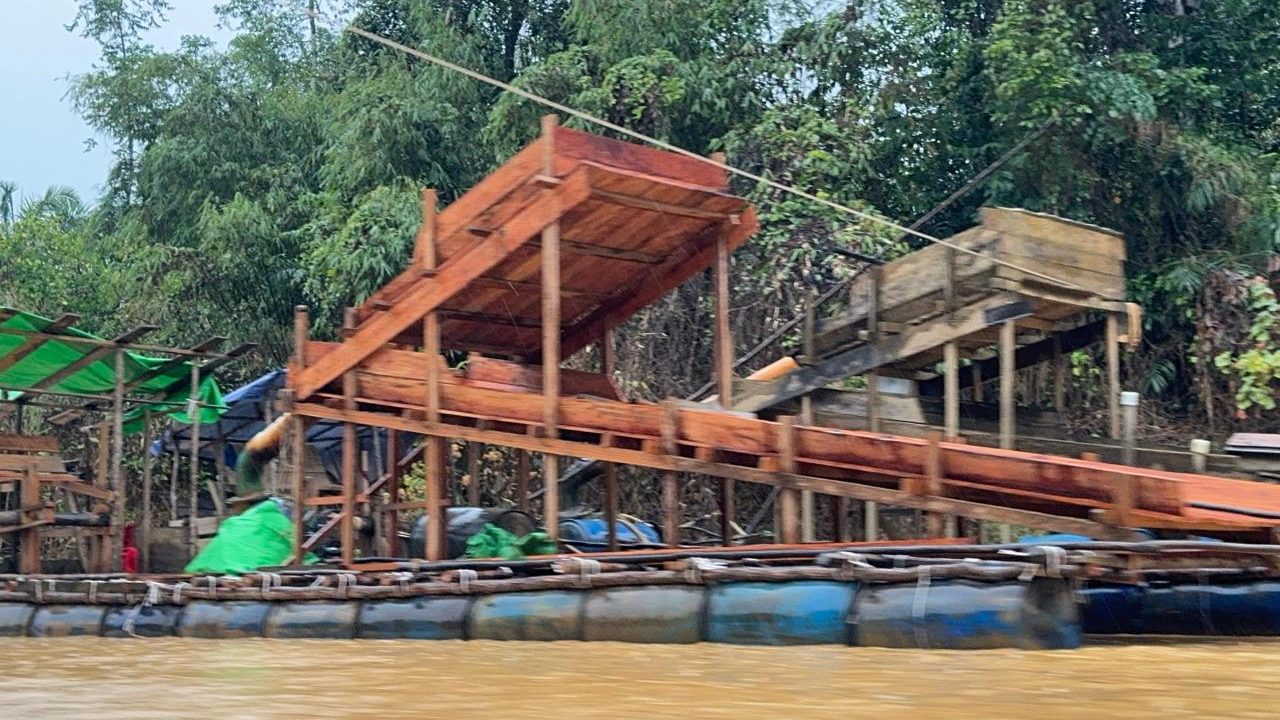 Salah satu aktivitas pertambangan emas ilegal di salah satu Kabupaten di Kalimantan Barat, yang masih bebas beroperasi hingga hari ini, 1 April 2025. Foto (Dok.Dhn/Faktakalbar.id)
