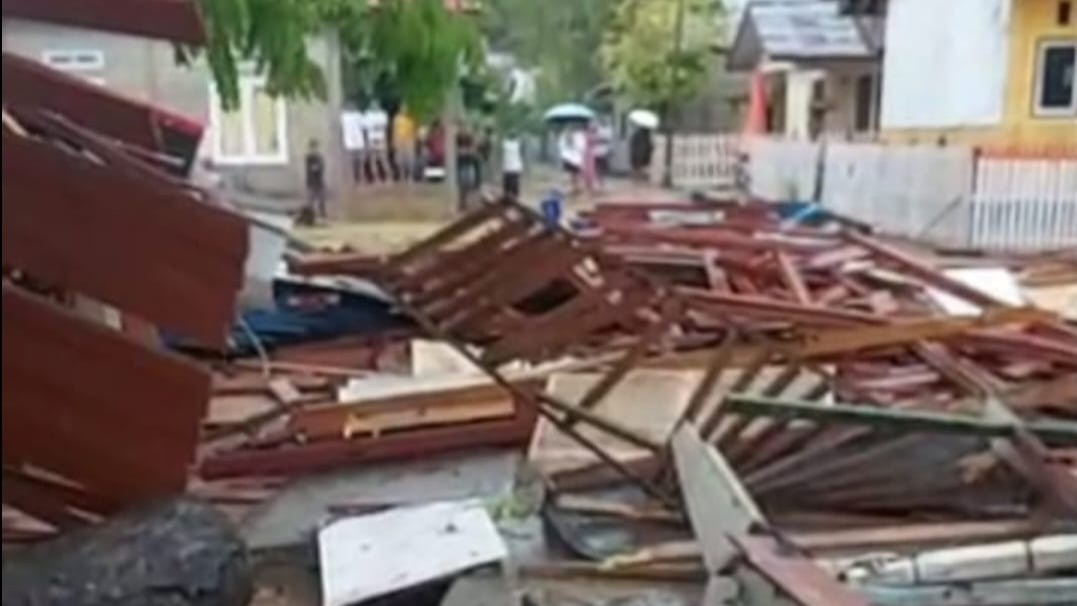 Kondisi-bangunan-yang-terdampak-cuaca-ekstrem-di-Desa-Ponelo