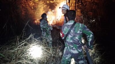 Tim-gabungan-melakuan-pemadaman-api-yang-membakar-lahan-di-Kota-Tarakan-Kalimantan-Utara