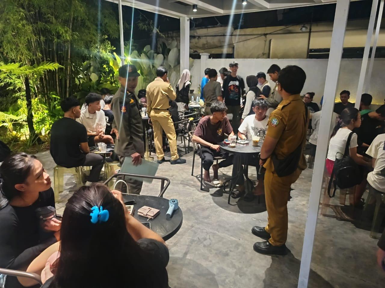 petugas-gabungan-mendata-anak-yang-terjaring-razia-jam-malam-di-pontianak