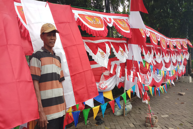 pedagang-bendera-merah-putih-musiman-di-pinggir-jalan